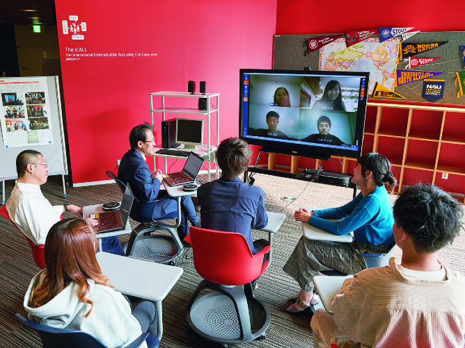 新校舎ユニバーシティ・コモンズ リアクト：海外留学中の学生と授業や情報交換ができるテレビ会議システムを整備