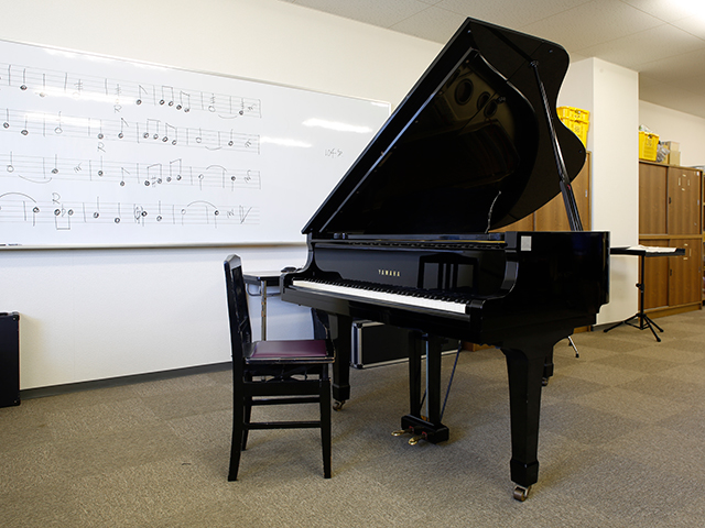 5号館（羽島キャンパス）：音楽指導室ではピアノや声楽の個別指導を行います
