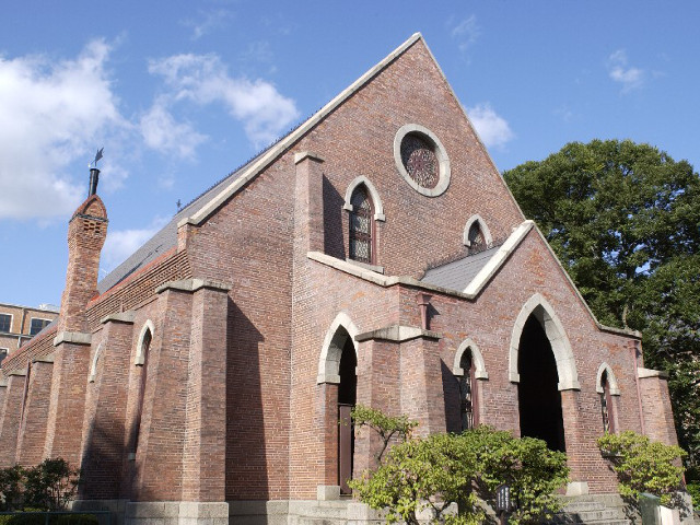 【同志社礼拝堂（チャペル）】1886年6月に竣工。プロテスタントのレンガ造チャペルとしては日本に現存する最古の建物です。重要文化財に指定されています。