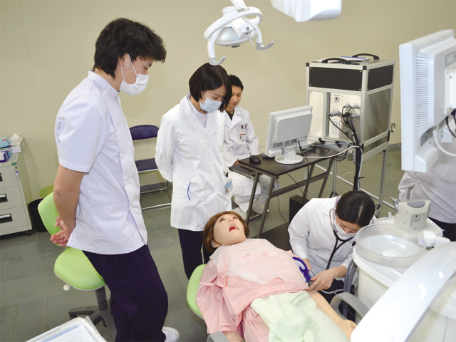 シミュレーション実習用の患者型ロボット。歯科診療中に全身状態が急変するロボットで、緊急時の対応を疑似体験できます。