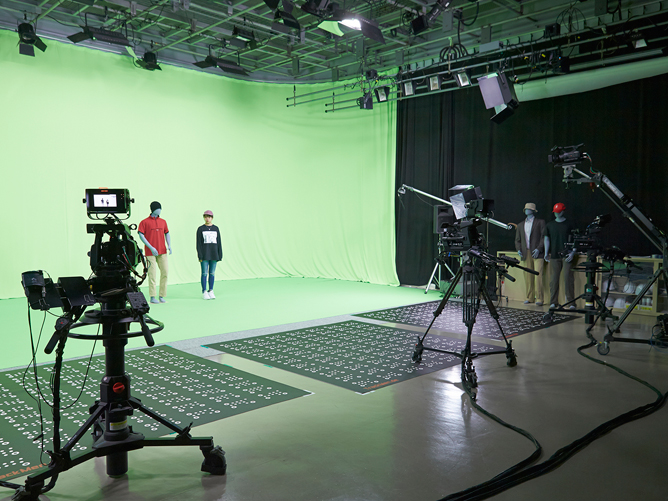 プロ顔負けの撮影スタジオがあり、授業でも本格的な技術を学びます。
