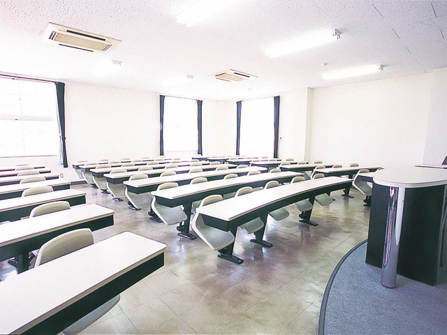 中講義室。