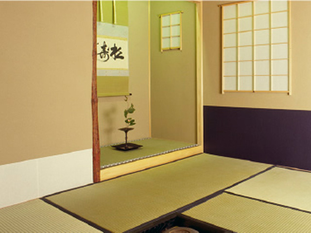 茶室 無作庵：裏千家家元から「無作庵」と命名された茶室と24 畳の和室では、茶道実習や着物の着付けなど日本伝統文化を学ぶ授業を行います。