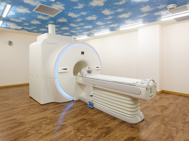 MRI室：全国の養成校でも導入例の少ない3テスラの高磁場MRI装置により、高度な画像診断能力を修得します。