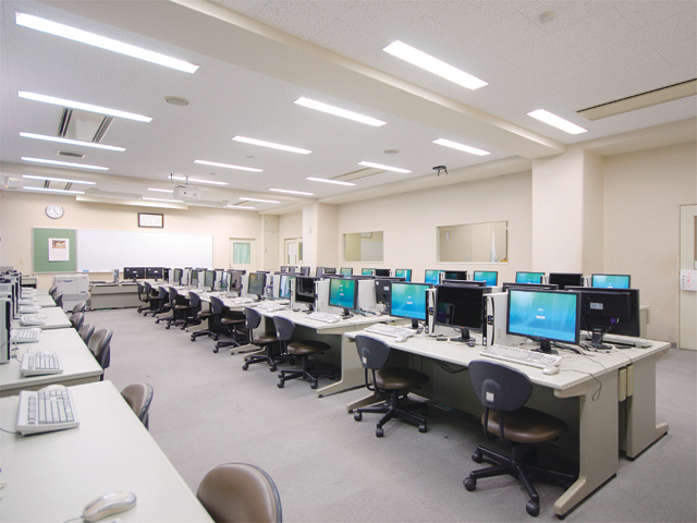 【小倉北区キャンパス】情報処理演習室。最新鋭のパソコンを揃え、パソコン操作の基本から栄養計算の方法などを指導する演習室です。