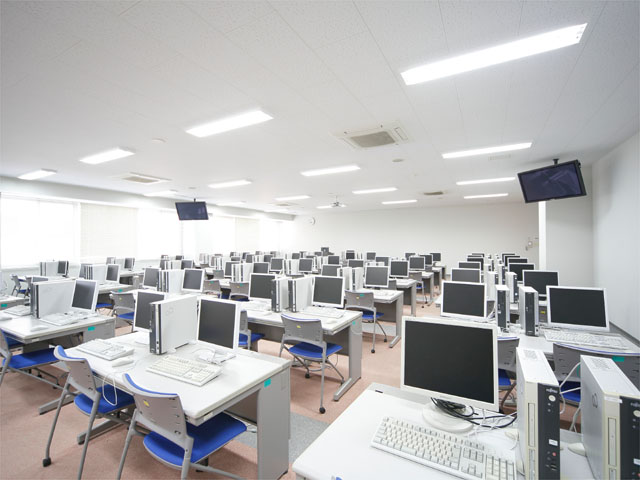 情報処理室／大川。パソコンを約130台設置。授業で出された課題や自習を行えます。