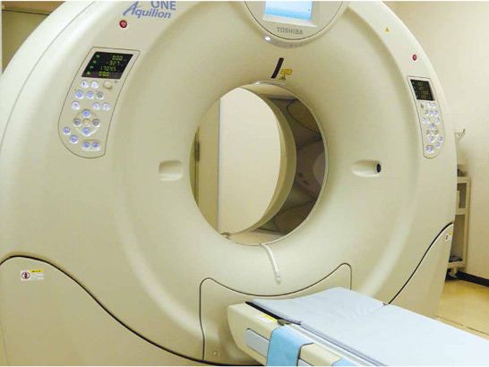 高精度画像診断機 次世代型320列CT：世界第1号の実用機として導入。狭心症や心筋梗塞といった虚血性心疾患を中心に、大動脈疾患の診断を行っています。