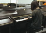 ピアノ演奏技術を修得　音楽室