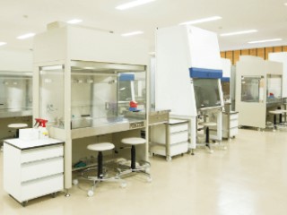 【無菌製剤実習室】注射薬混合調製の実習室です。抗がん剤など飛沫を吸収すると危険な薬剤の調製に使う安全キャビネット、クリーンベンチを各6台設置しています。