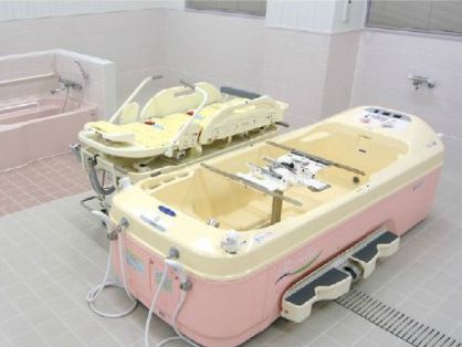 入浴実習室：一般家庭の浴槽「一般浴槽」と寝たままで入浴ができるリフト付の「機械浴槽」が備えられています。状況に応じた入浴援助方法を学びます。