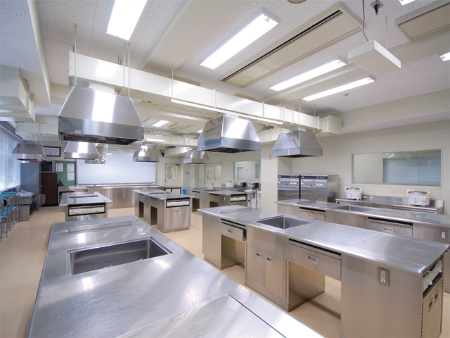 【小倉北区キャンパス】調理学実習室。病院や学校、施設などでの集団給食を行う大型調理器具も揃えています。実際の調理を学ぶ実習は、将来の職場で役立ちます。