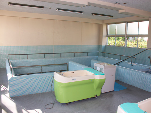 水治療室（城南キャンパス）：温熱療法や運動療法に使用する治療用のプール、過流浴装置などを設置しています