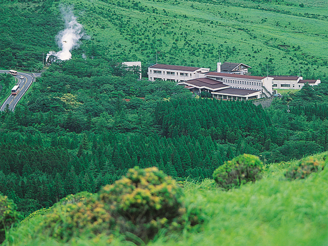 【やまなみ荘】本学が委託経営するホテル形式の宿舎。阿蘇くじゅう国立公園内の飯田高原長者原にあります。