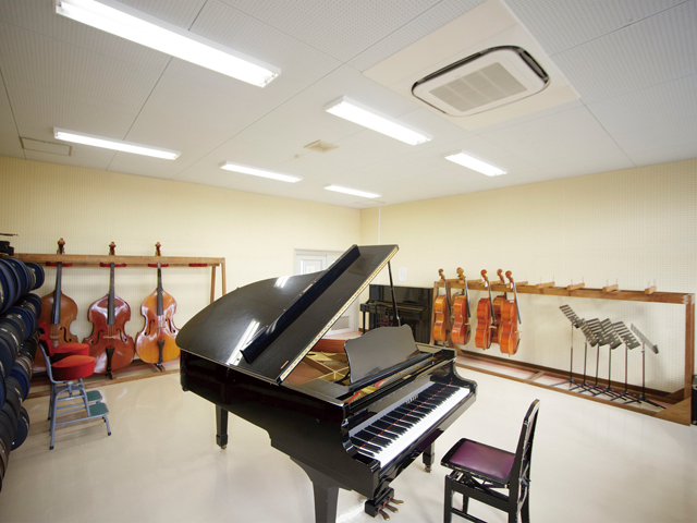 音楽レッスン教室。保育の現場で必須となるピアノのレッスンは、経験者・未経験者それぞれ個人の能力に合わせてマンツーマンで行います。
