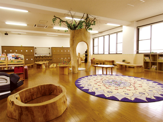多目的演習室（こども学科）。学生が憩いの場として利用したり、 保育園の子どもたちを招いて実践的な授業が行われています。