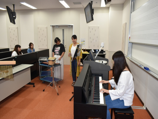 音楽全体練習室：ピアノがズラリと並ぶ実習室を備えています。また、個人レッスンができる個室タイプの実習室も完備しています。