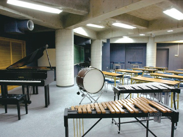 【2号館B1F・音楽室】こども文化学科の講義で使用される音楽室。楽器も揃っています。