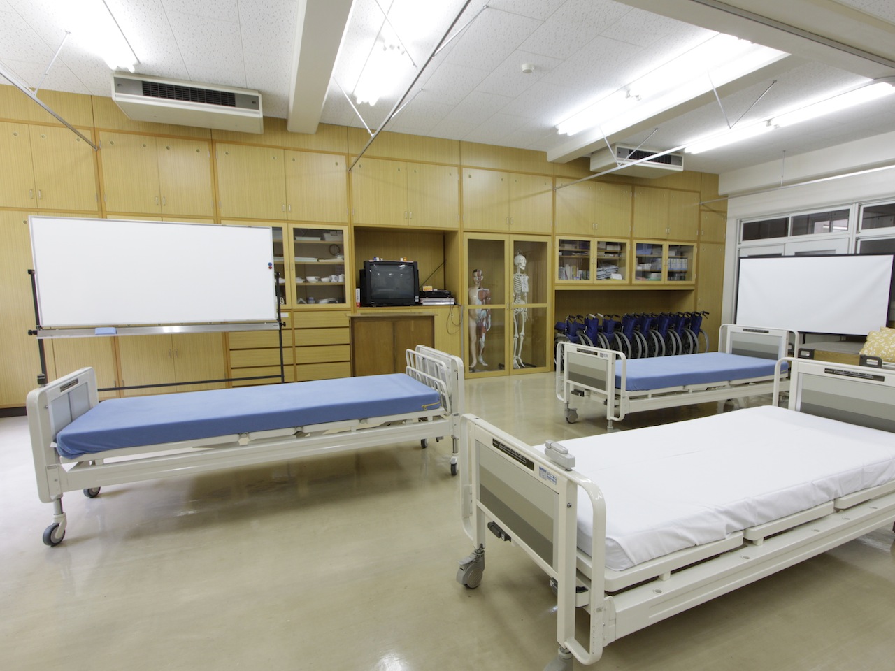 介護実習室。介護技術習得のためのシミュレーション施設です。
