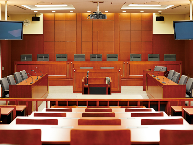 模擬裁判などが行われる法廷教室