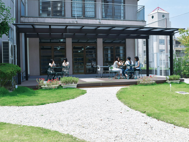 中庭「学生憩いの広場」。学生ホールの横にあり、ホールから直接ウッドデッキに出ることができるので、アウトドアでの昼食も可能です。