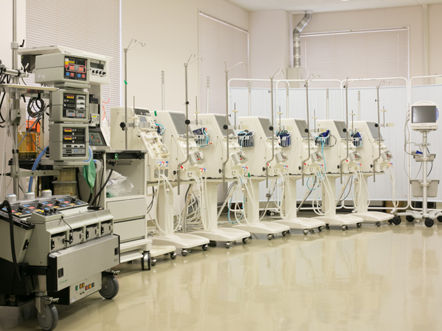 臨床工学実習室：人口心肺装置などの生命維持管理装置や、心電図、脳波計などの検査装置を設置しています。