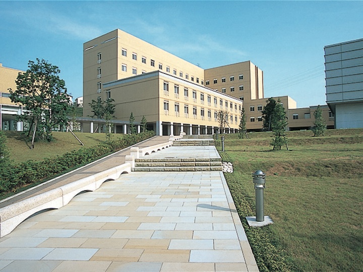 《シーボルト校東棟》看護栄養学部関連の講義・研究棟。看護学科実習施設、栄養健康学科実験施設などがあります。