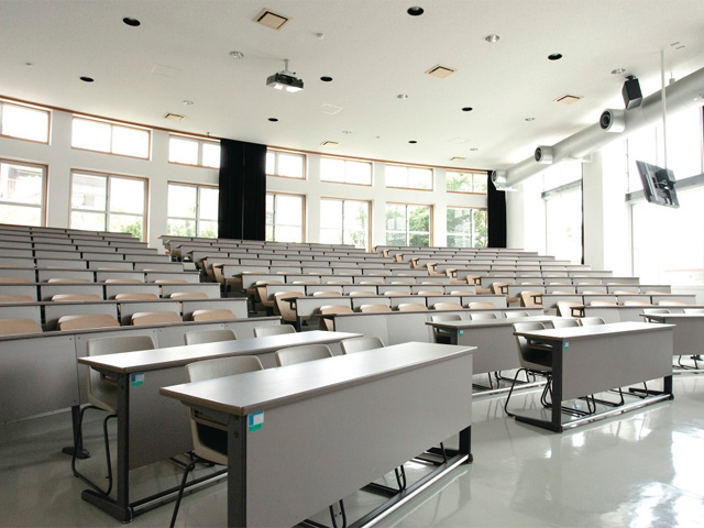 【3号館1F・大講義室】大きなイベントや講演会にも使用される大講義室。設備も充実してます。