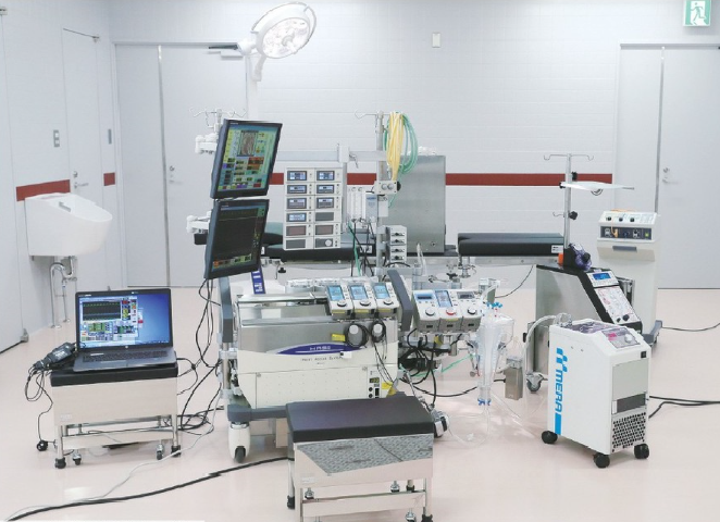 臨床工学実習室「手術室」エリア：本物の医療機器や医学シミュレーターを使用。