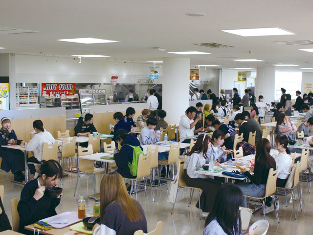 大学生協食堂は自分で食べたいメニューを選んで食事するカフェテリア方式