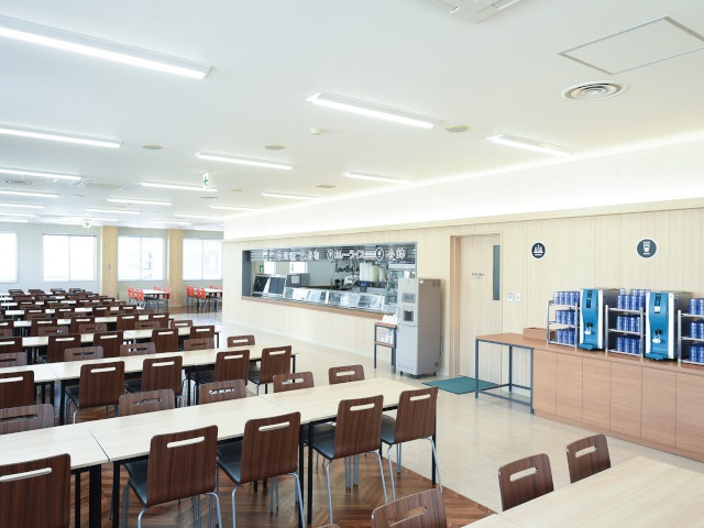 学生食堂：リーズナブルでボリューム満点の学生食堂。