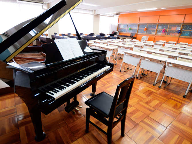 【防音設備が完備された音楽室】グランドピアノ、電子ピアノ、キーボードが設置され、音楽の授業、ピアノの個人練習、個別指導に対応しています。