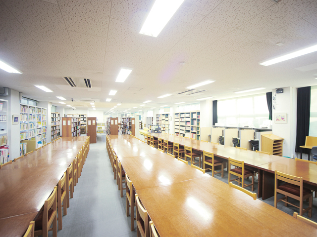 近畿大学九州短期大学の図書館