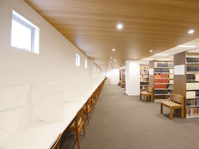 名古屋葵大学の図書館