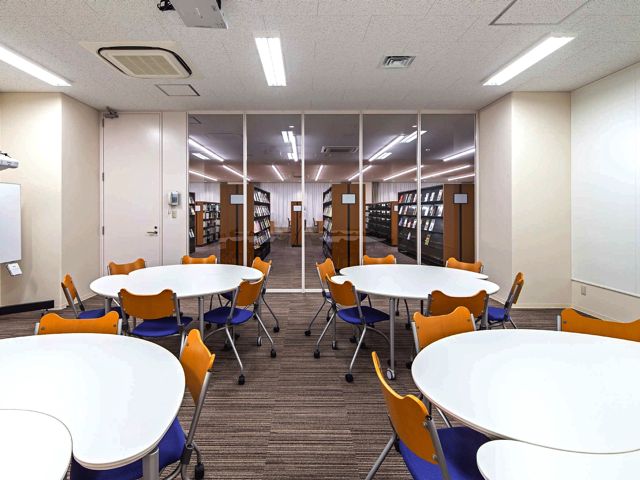 京都ノートルダム女子大学の図書館