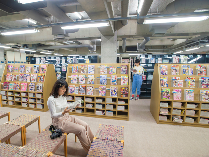 京都精華大学の図書館