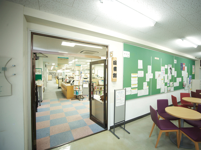 近畿大学九州短期大学の図書館
