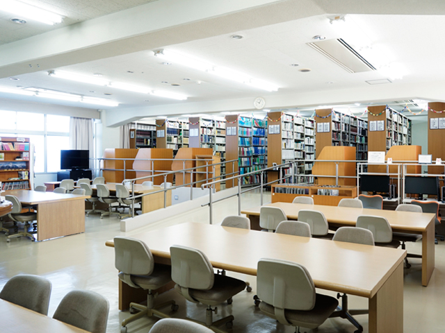中日本自動車短期大学の図書館