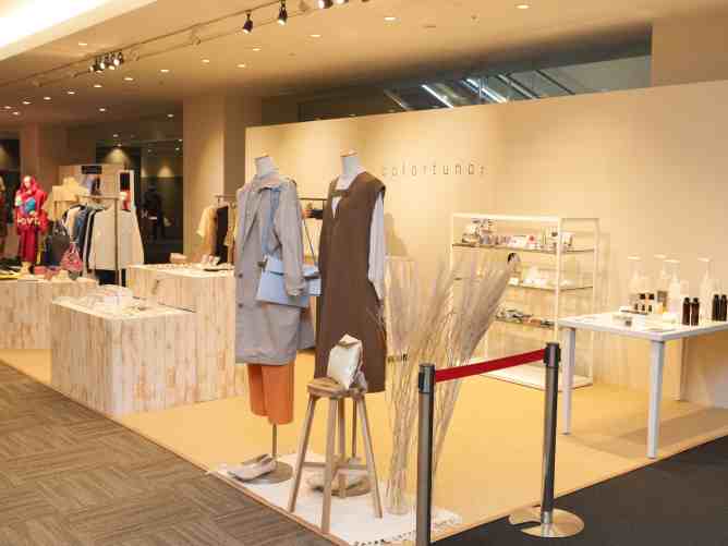 上田学園コレクションは全国最大級のファッションイベント。約300点の学生作品の中には海外とのコラボ作品も多数登場します。