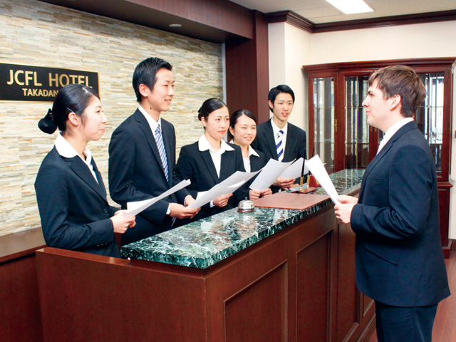 「ホテルフロント実習室」で、チェックイン・チェックアウトなどの業務を日本語と英語でレッスン（高田馬場新館＆アネックス）