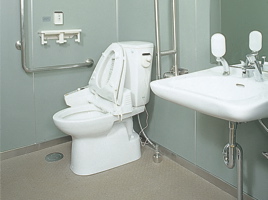 【身体障がい者用トイレ】障がいのある方が日常生活活動をスムーズに行えるための訓練用設備が数多く設置されています。
