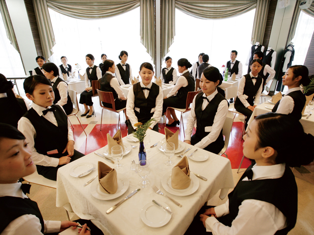 ホテルのレストランサービスや結婚式場での披露宴を再現できる「ホテル・ブライダル実習室」（高田馬場新館＆アネックス）