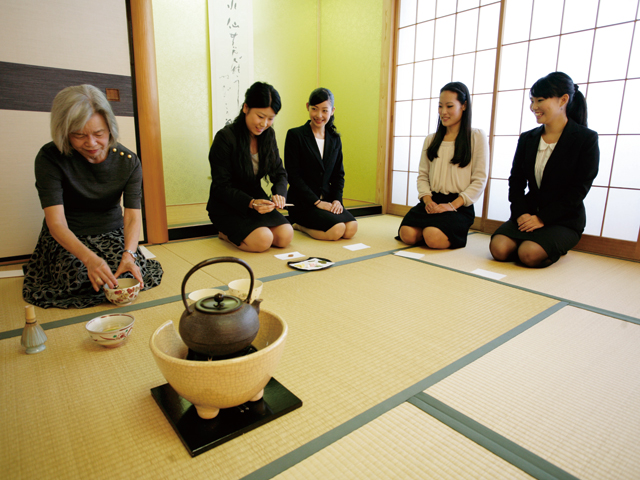 日本の伝統文化「茶道」や「華道」が本格的に学べる「茶道・華道ルーム」（高田馬場新館＆アネックス）