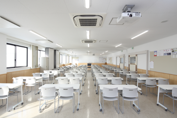 全教室に冷暖房完備。また、一般教室は展開することで100名収容の講義室として特別講義が実施できます。