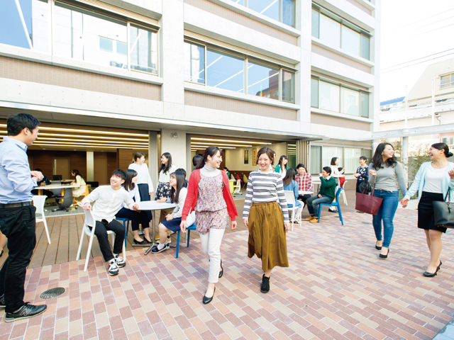 日本人学生をはじめ世界中の学生が交流できる場所、異文化交流マーケット「マトリックス」（早稲田新館）