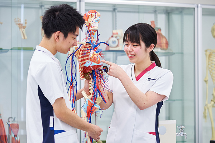 基礎医学実習室：解剖台をはじめ、高性能な基礎医学実習機器を設置。解剖学や生理学などの医学の基本知識を学びます。