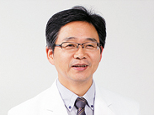 【理学療法学科】河元 岩男先生。国際整形徒手理学療法連盟認定徒手理学療法士ほか、多くの資格を持ち、勉強会なども多数開催。教科書の出版にも携わっている。