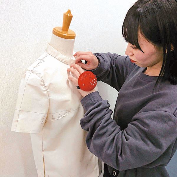 服の設計士を体験してみよう「立体裁断体験実習」（ファッションデザイン科）／足利デザイン・ビューティ専門学校