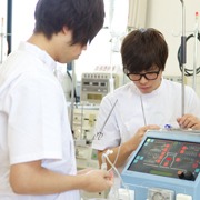 12/13・臨床工学科「人工心肺装置 操作体験」／さくら医療福祉専門学校