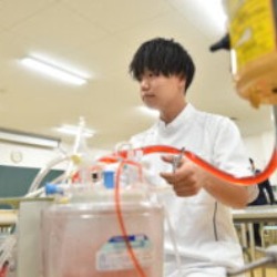 1/17・臨床工学科「血液透析装置操作、模擬血管穿刺体験」／さくら医療福祉専門学校