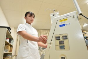 6/20・臨床工学科「血液透析装置操作、模擬血管穿刺体験」／さくら医療福祉専門学校